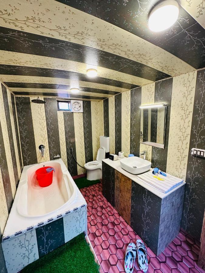Houseboat New Retreat Group Bed & Breakfast Srīnagar Exterior foto
