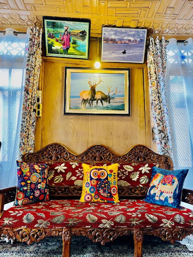 Houseboat New Retreat Group Bed & Breakfast Srīnagar Exterior foto