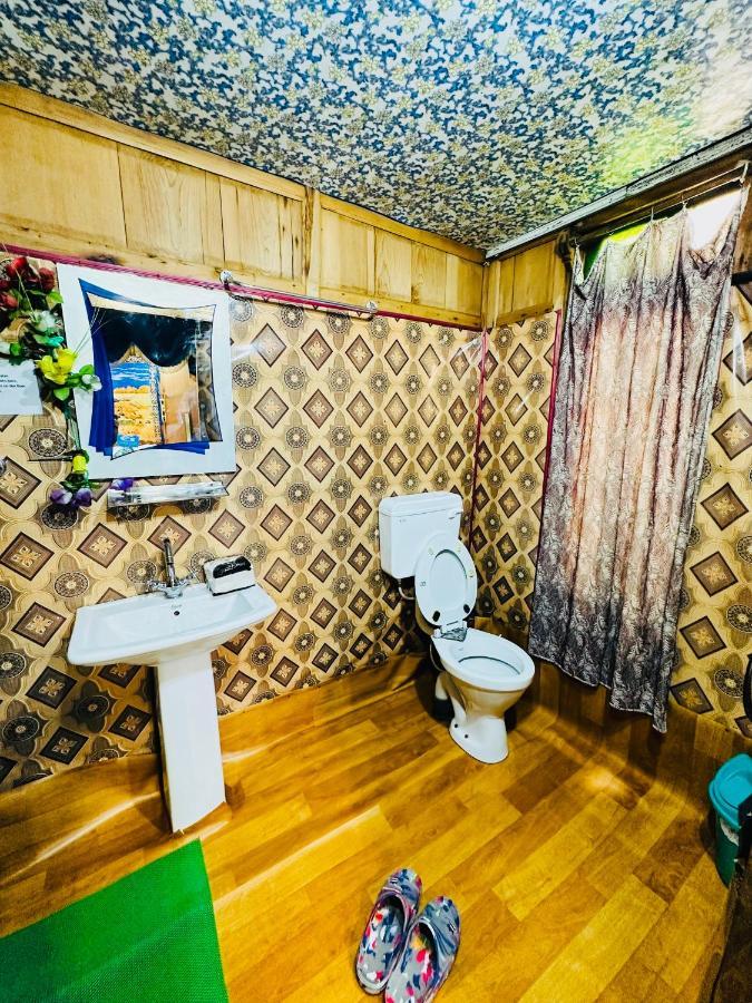 Houseboat New Retreat Group Bed & Breakfast Srīnagar Exterior foto